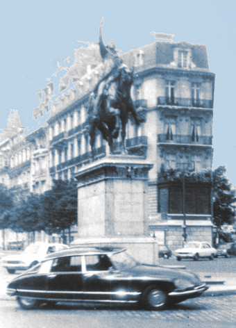 black Citroën on the Place d'Iéna